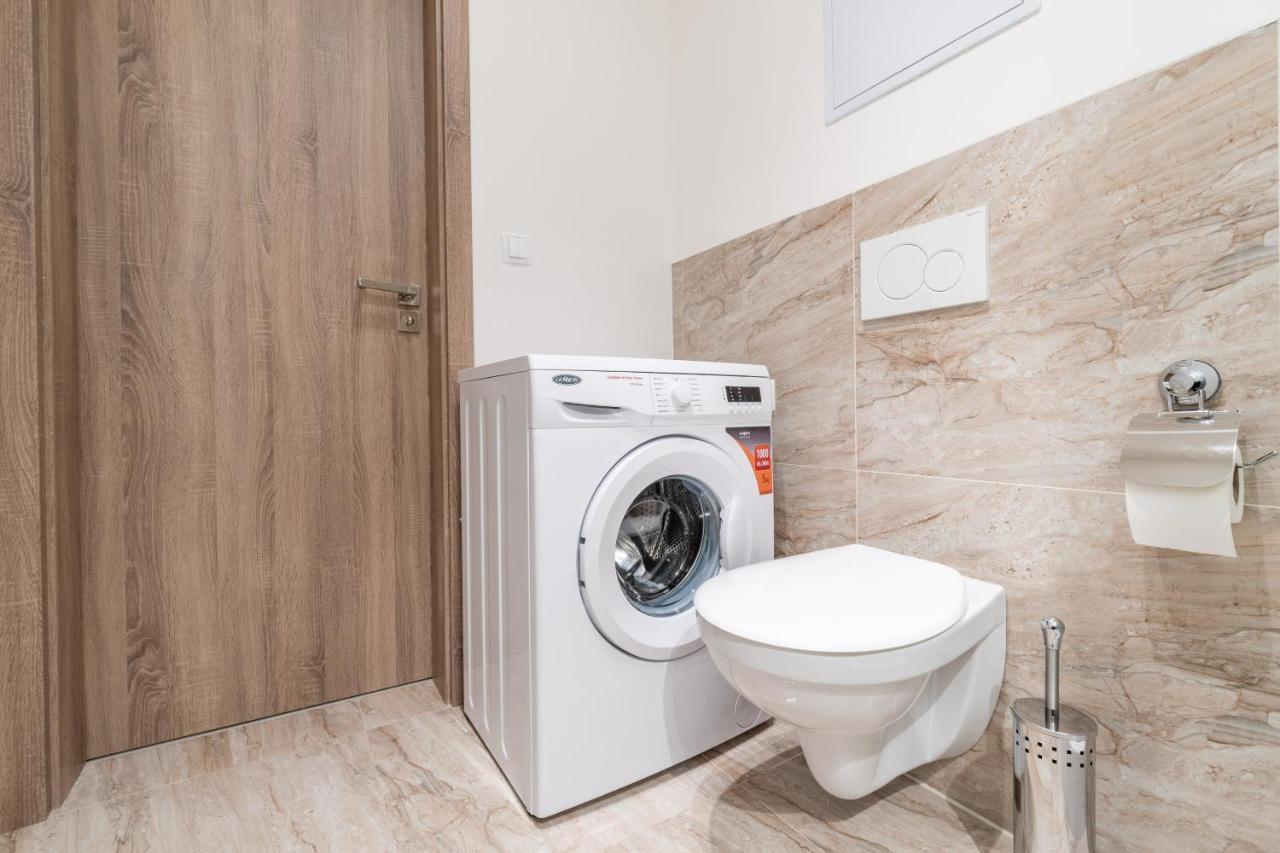 Brand New Two Room Apartment #34 With Free Secure Parking In The Center Prague Ngoại thất bức ảnh